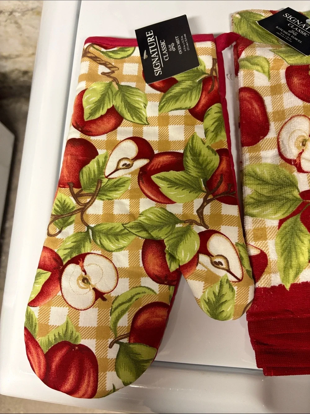 Signature Classic Apple Print Kitchen Towels and Oven Mitt Set